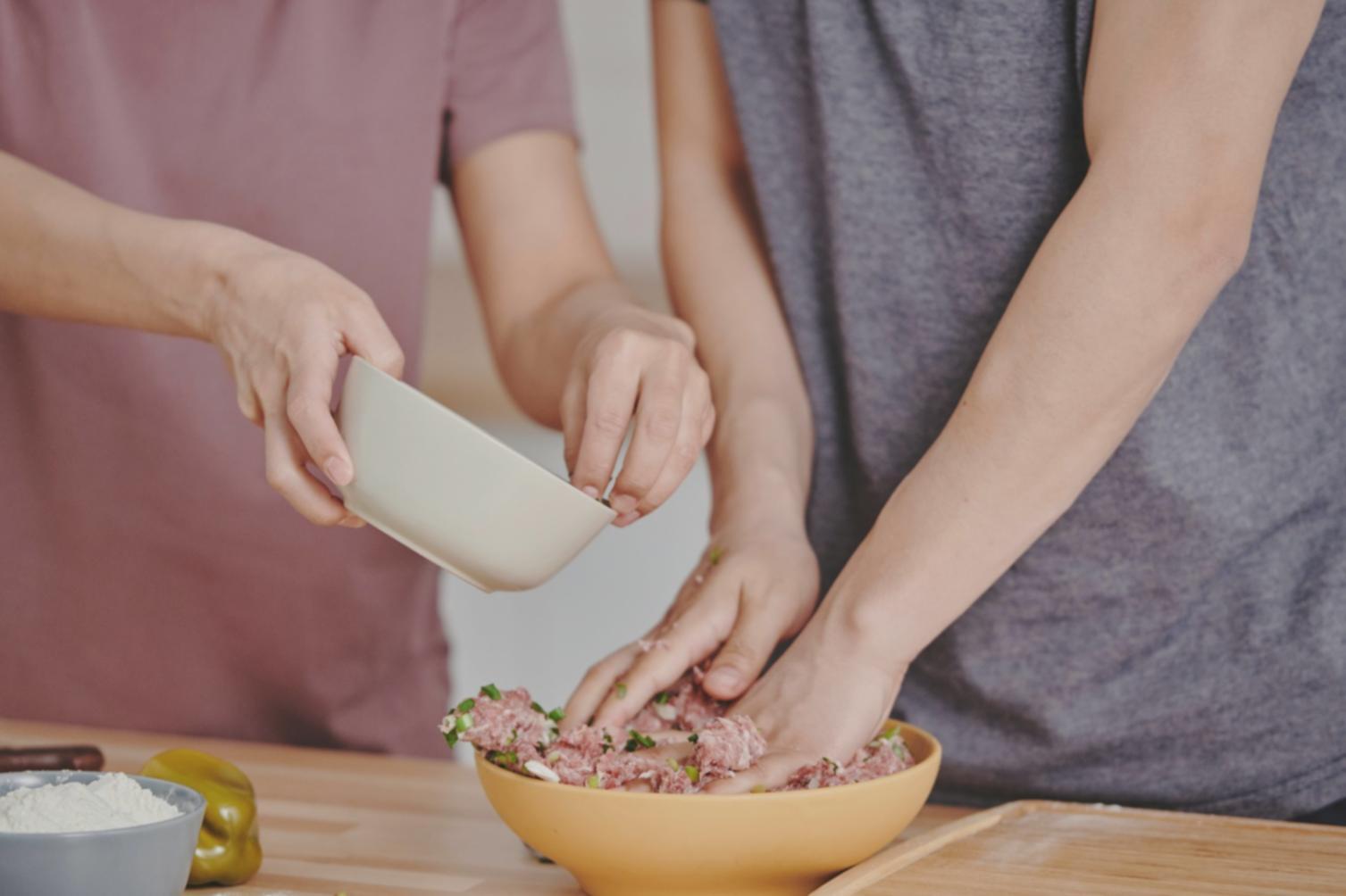 Робота команди кухарів з технікою сувід